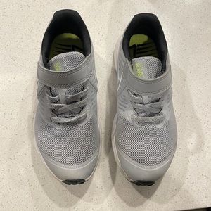 Youth Nike star runner 2 tennis shoe